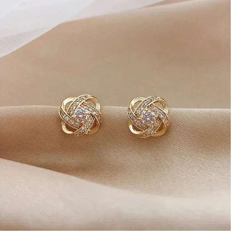 Boucles d'oreilles dorées en spirale florale avec des cristaux