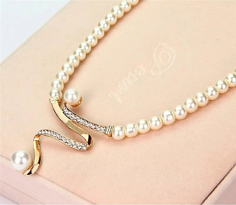 Ensemble collier et boucles d'oreilles avec perles naturelles