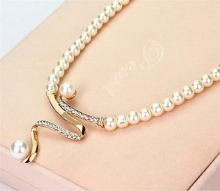 Ensemble collier et boucles d'oreilles avec perles naturelles