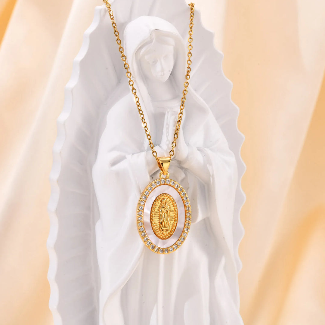 Collar con Dije Ovalado de la Virgen de Oro