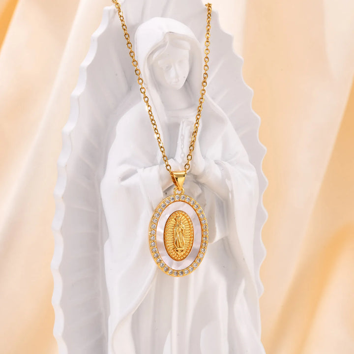 Collar con Dije Ovalado de la Virgen de Oro