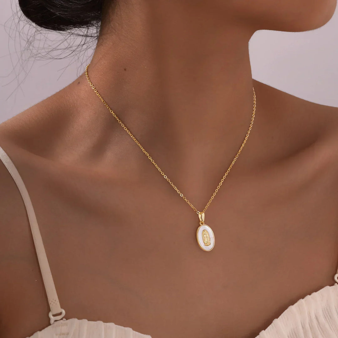Collar con Dije Ovalado de la Virgen de Oro