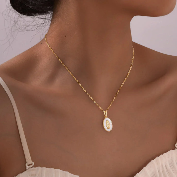 Collar con Dije Ovalado de la Virgen de Oro
