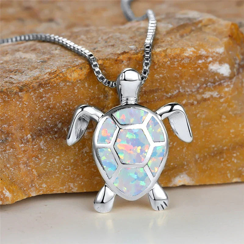 Collier Pendentif Tortue en Opale de Feu Verte Vintage
