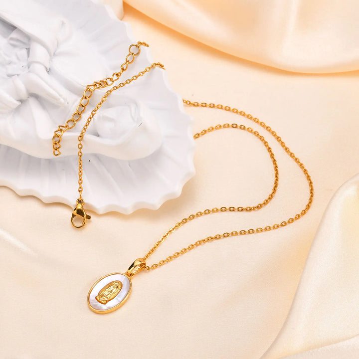 Collar con Dije Ovalado de la Virgen de Oro