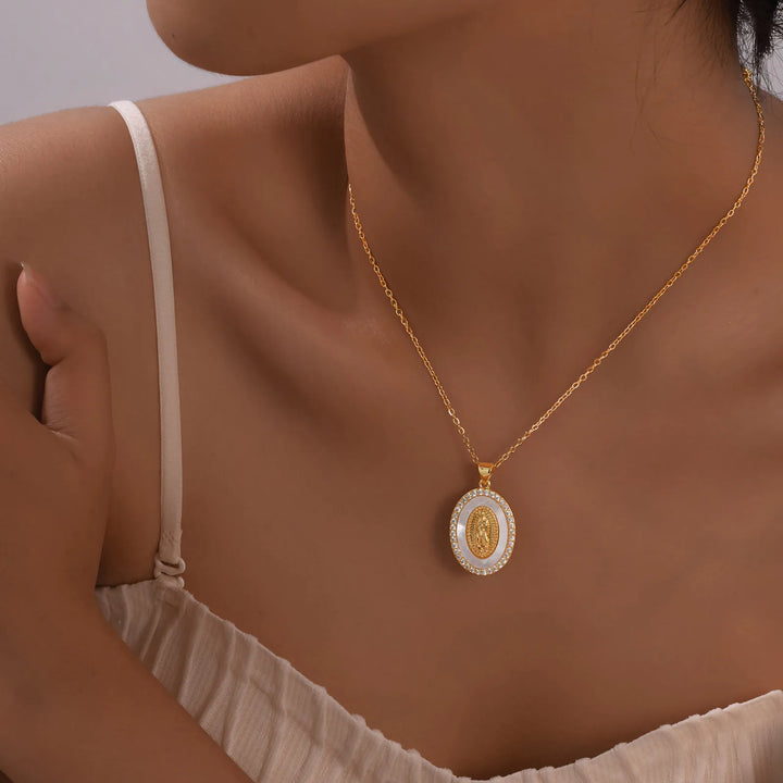 Collar con Dije Ovalado de la Virgen de Oro